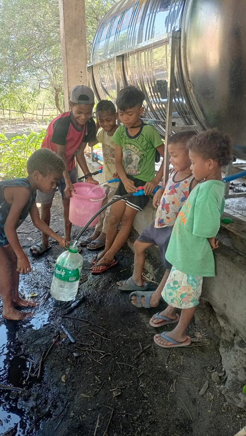 Kinder beim Wassertank